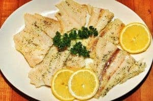 レモンスライスを皿に盛った魚