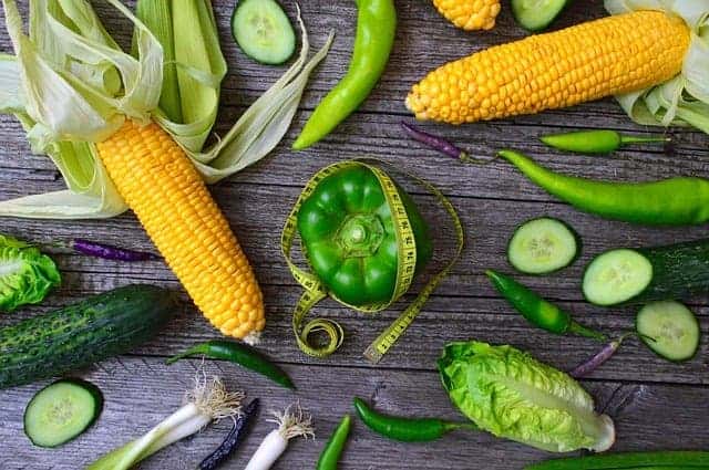 テーブルの上で野菜と測定