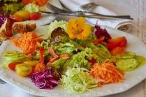 お皿に盛られた野菜サラダ