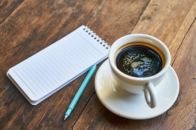 コーヒー一杯、ノート一冊、ペン一本