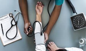 女性の血圧を測る医師