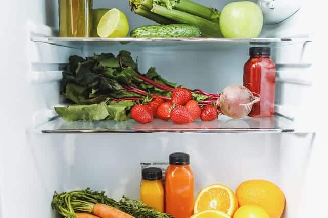 冷蔵庫の中、野菜、果物、ジュース