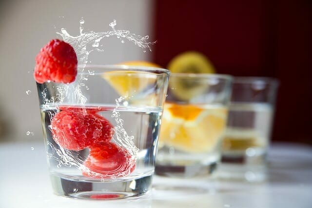 水とフルーツのグラス