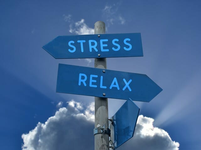 ストレス」と「リラックス」の文字が反対方向に書かれた2つの道標